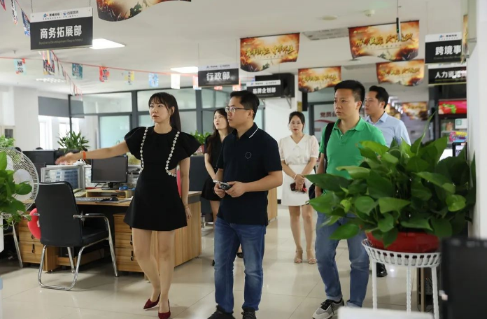 百度渠道销售发展部总经理丁灿彪先生携百度领导一行，莅临洛阳市青峰网络科技有限公司进行考察、指导工作